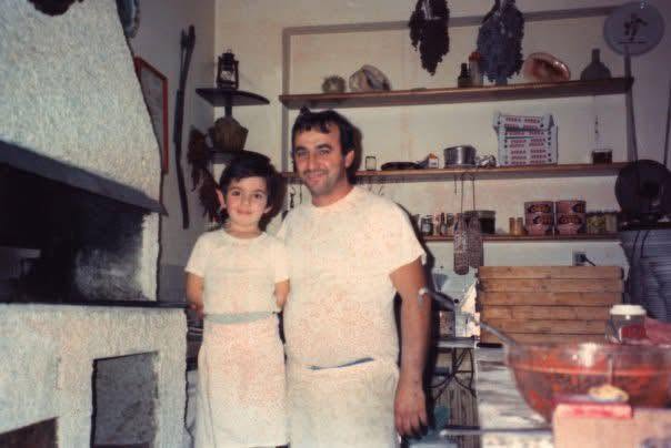 Andrea da bambino accanto al papà davanti al forno: l'infanzia e la prima passione