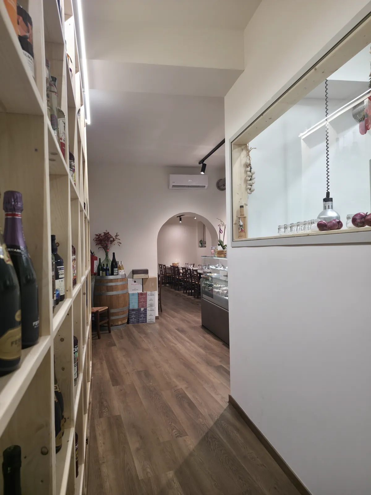Da Andrea, Casorezzo — Tra gli scaffali
