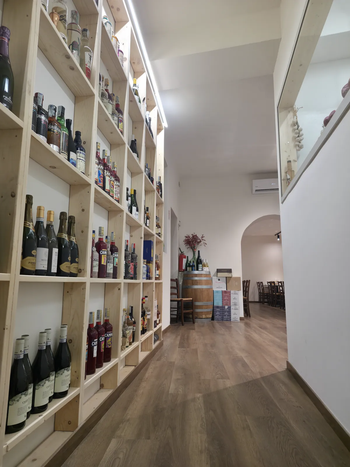Da Andrea, Casorezzo — Gli scaffali dei vini