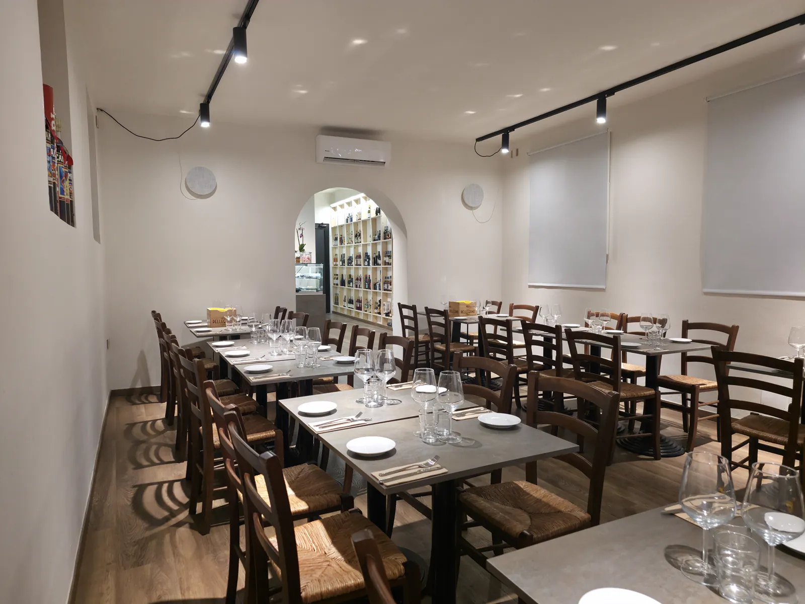 Da Andrea, Casorezzo — Dalla sala verso l’enoteca